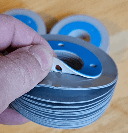 Niewielka osłona z otworami mocującymi